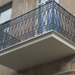 Balcony fences installation